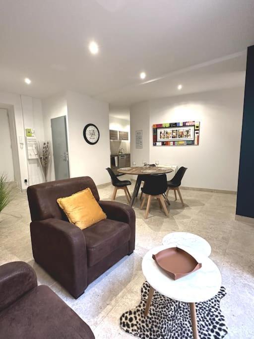 Appartement Centre Ville - Parking Prive - Wifi Ним Экстерьер фото